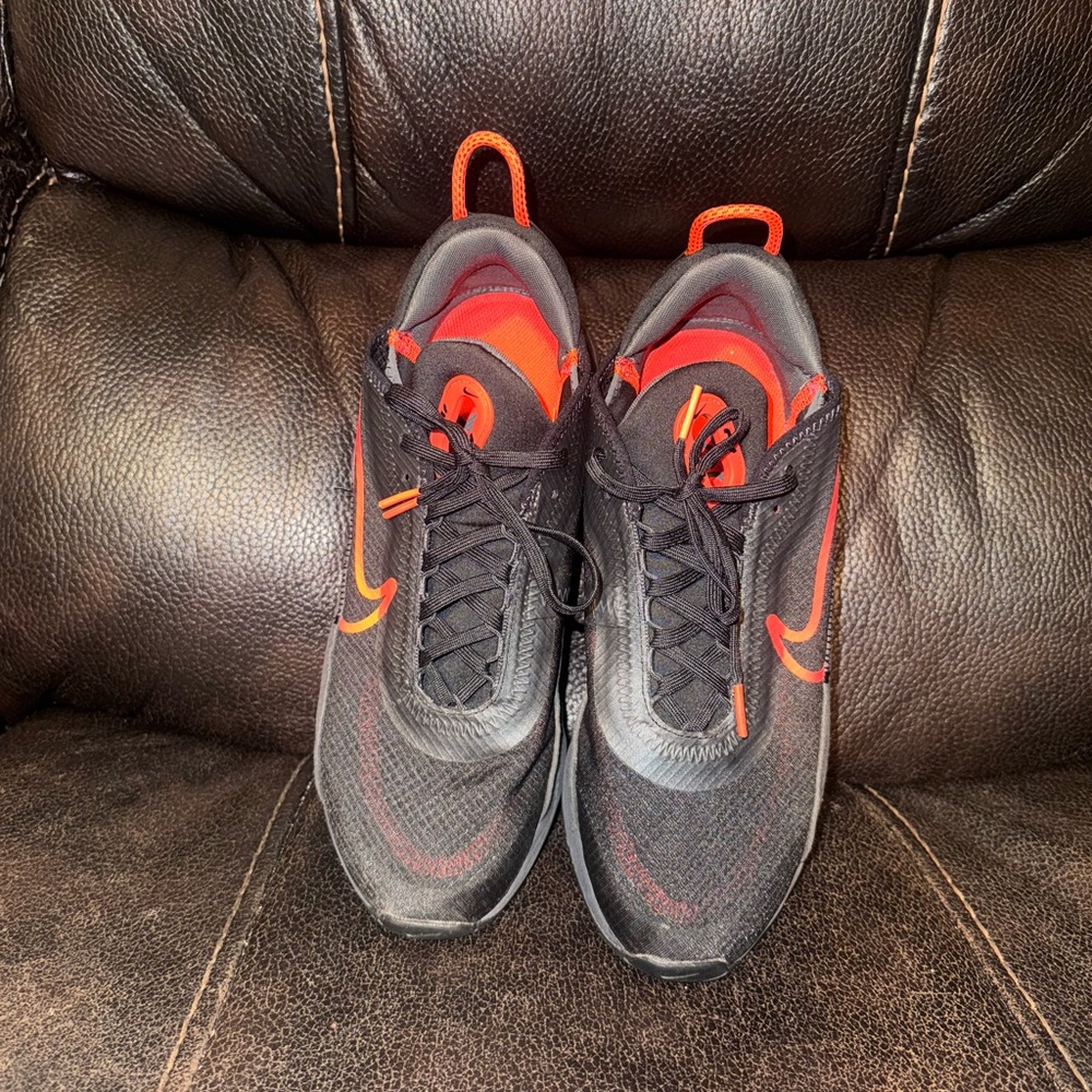 Nike Men's Black and Red Sneakers